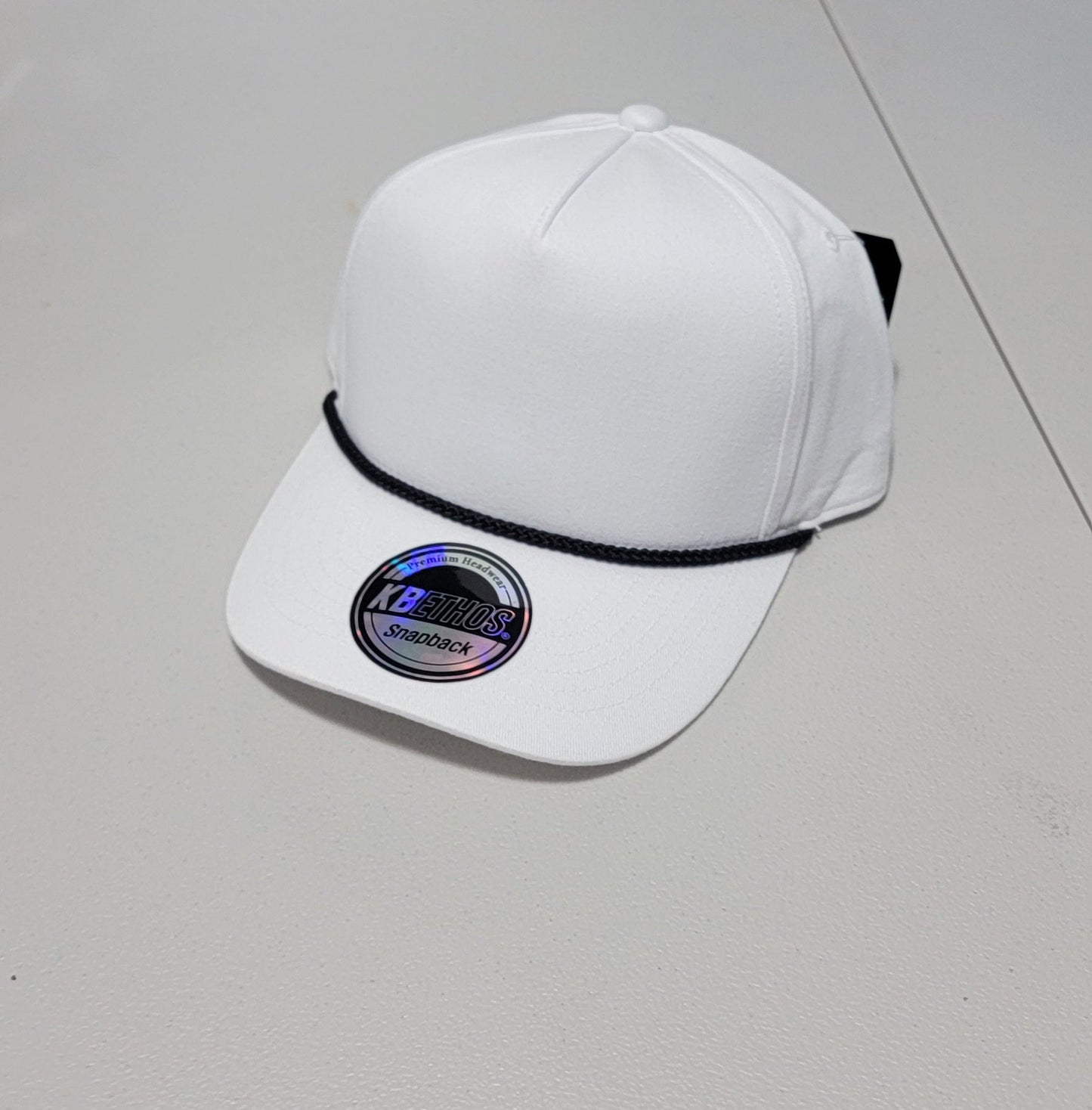Gorra Blanca con Cordón Negro Snapback KBETHOS