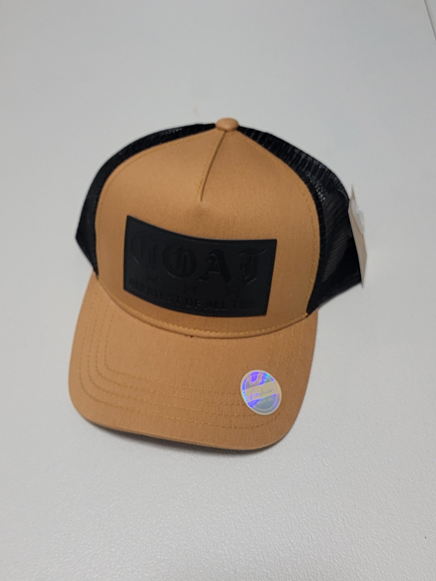Gorra Trucker Camel con Parche Negro