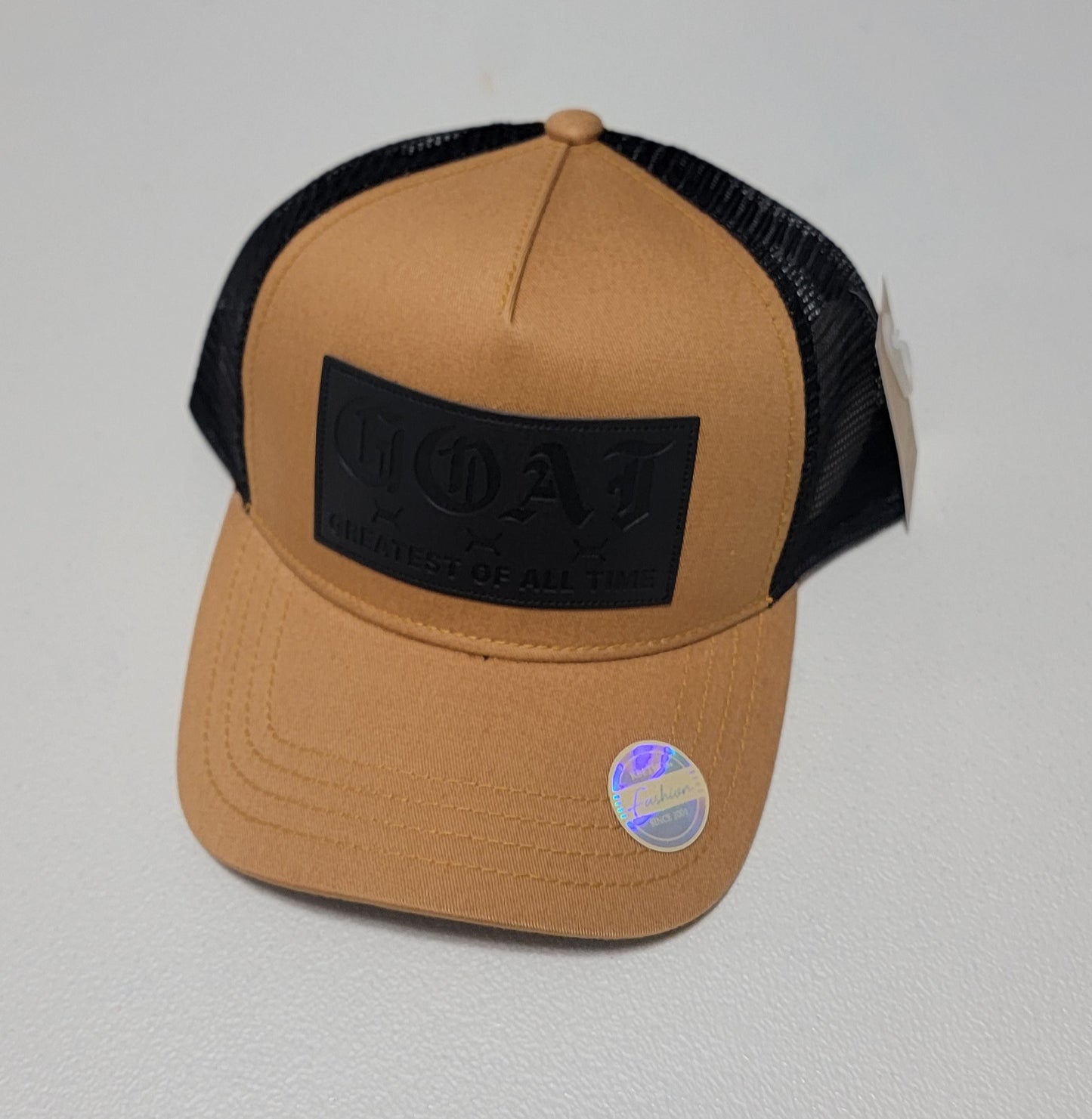 Gorra Trucker Camel con Parche Negro