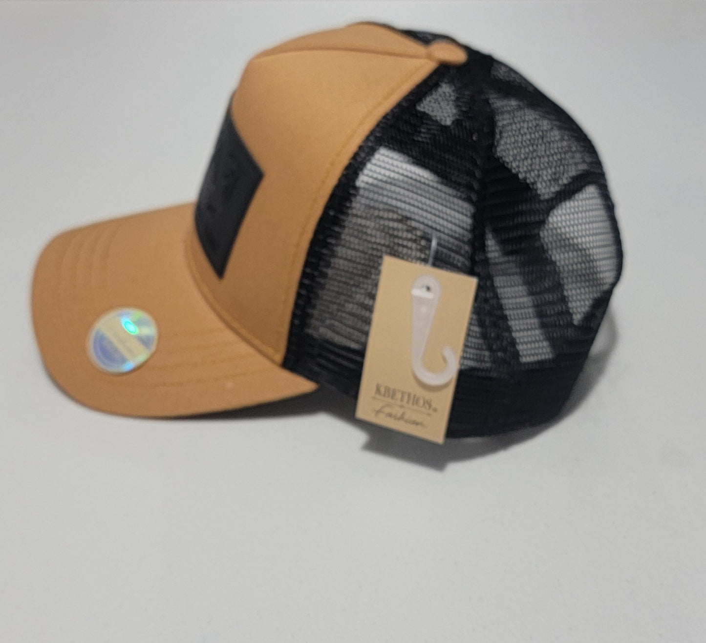 Gorra Trucker Camel con Parche Negro