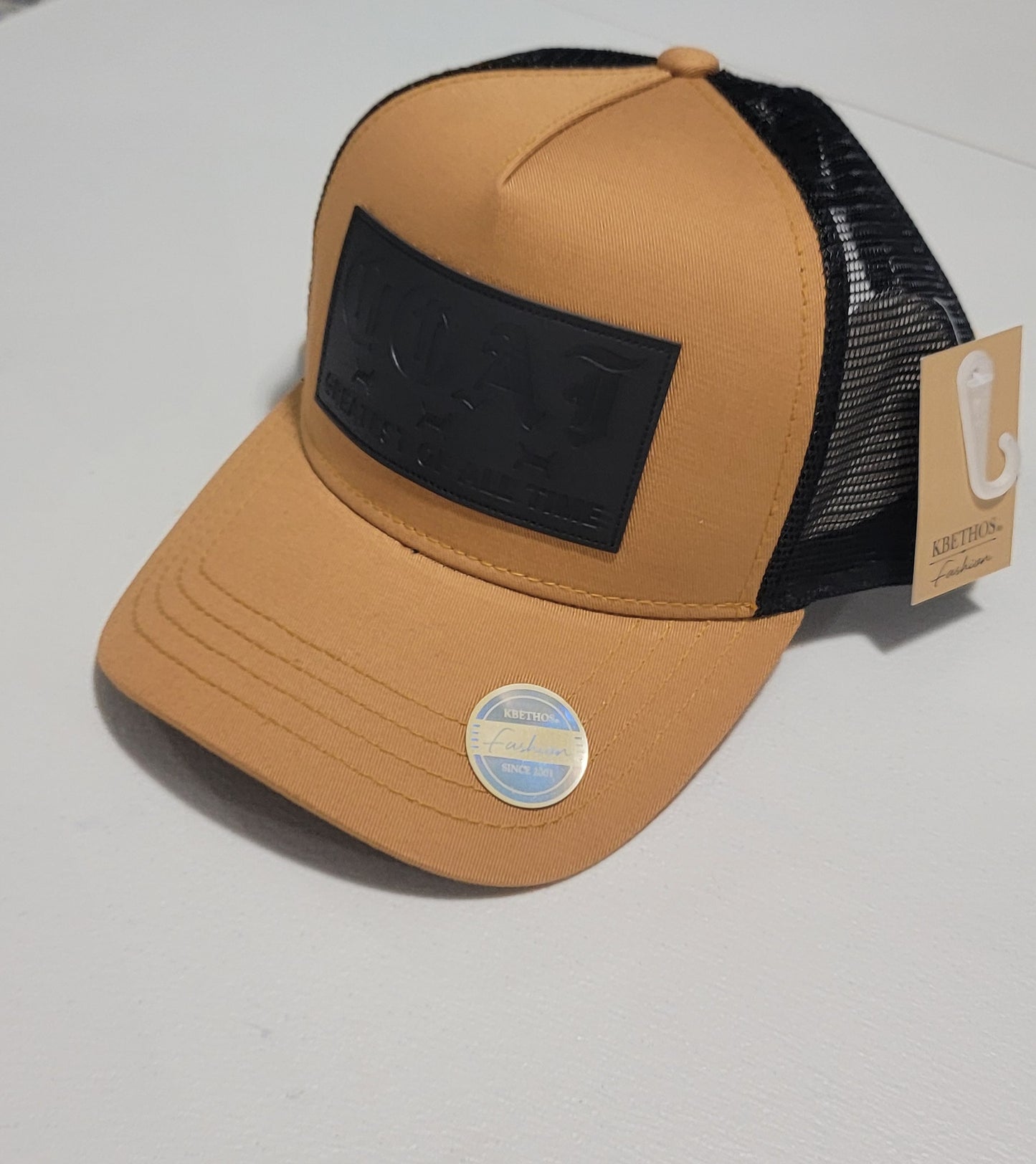 Gorra Trucker Camel con Parche Negro