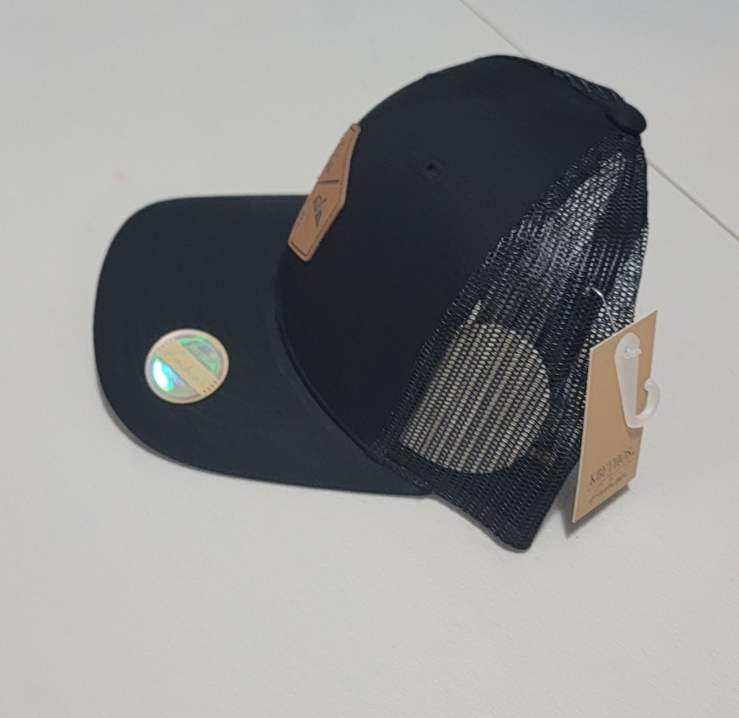 Gorra Trucker Negra con Parche de Cuero – KBETHOS Fashion