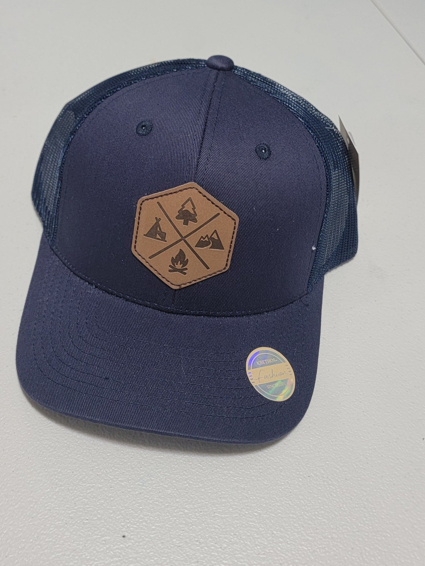 Gorra Trucker Morada con Parche Outdoor KBETHOS