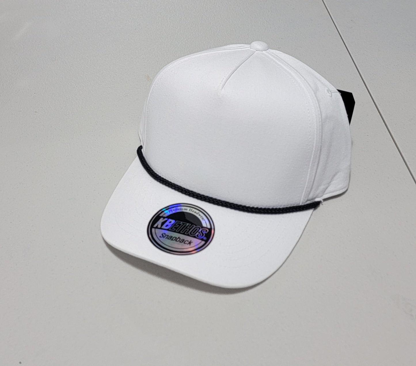 Gorra Blanca con Cordón Negro Snapback KBETHOS