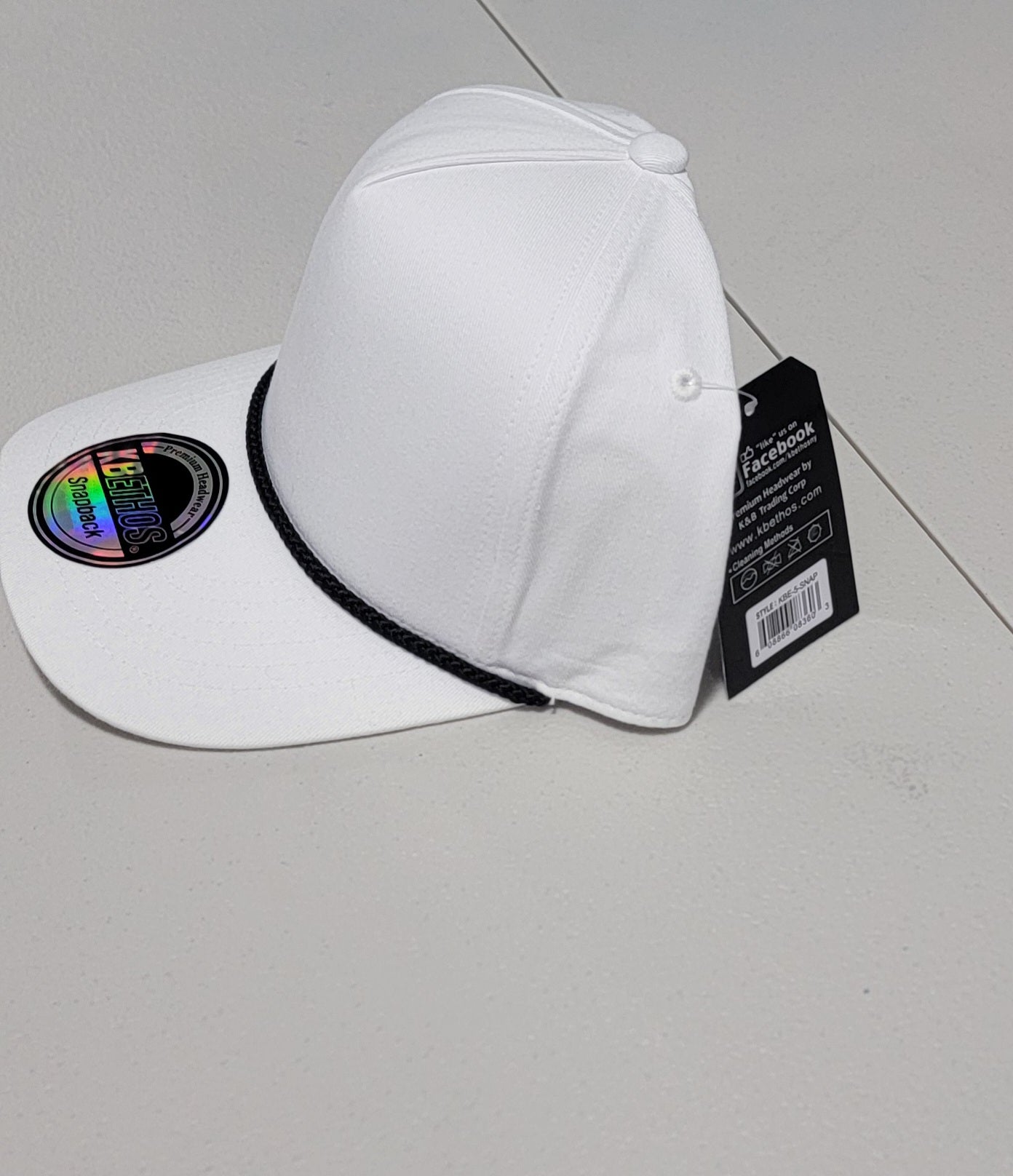 Gorra Blanca con Cordón Negro Snapback KBETHOS