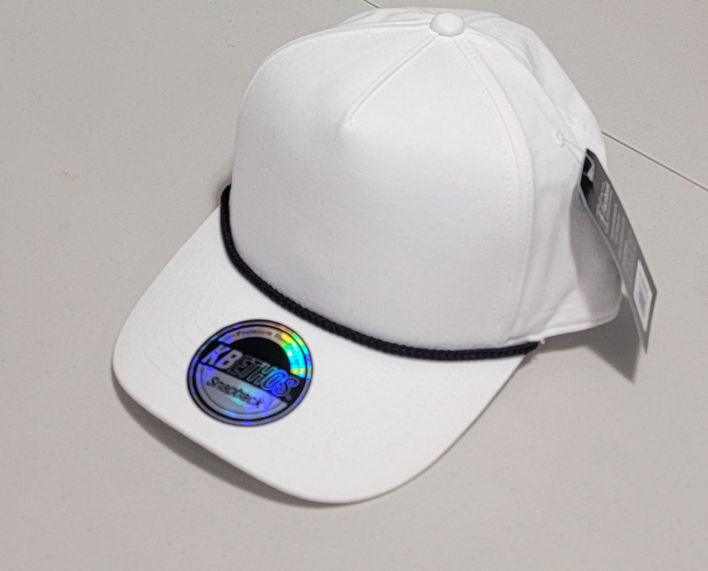 Gorra Blanca con Cordón Negro Snapback KBETHOS